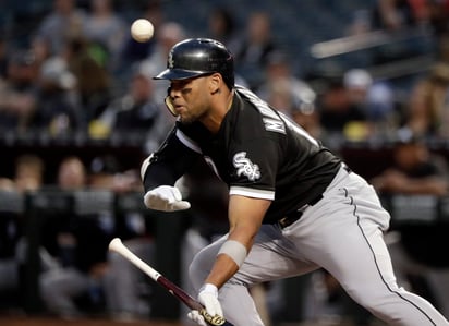 Yoán Moncada, jugador de Medias Blancas, intenta un toque de pelota en un duelo de pretemporada.