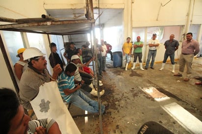 En la temporada de Cuaresma baja considerablemente el consumo de carne, por lo que se ha reducido la matanza en el rastro de Lerdo. (EL SIGLO DE TORREÓN)