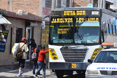 El Gobierno municipal anunció ayer una convocatoria a fin de apoyar a las y los estudiantes que diariamente utilizan el transporte público para llegar a sus instituciones educativas. (EL SIGLO DE TORREÓN)