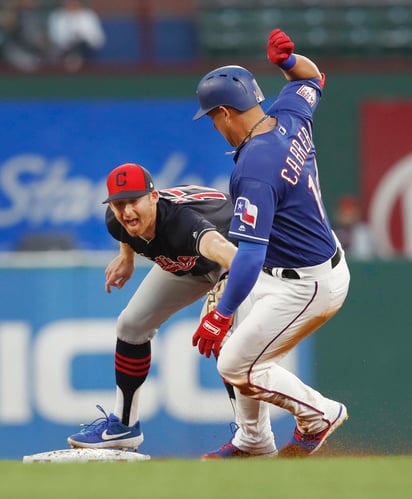 Brad Miller pone en out a Asdrubal Cabrera, de los Rangers.