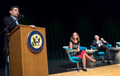 Carlos Vecchio, representante de Juan Guaidó en relaciones exteriores habla de la situación de Venezuela junto a los demócratas Debbie Wasserman Schultz y Robert Menendez en Florida. (EFE)