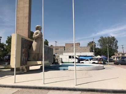 El acalorado encuentro se suscitó minutos después de la una de la tarde y finalmente los tianguistas movieron su vendimia a otra zona. (EL SIGLO DE TORREÓN)