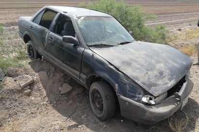 La unidad siniestrada resultó con daños prácticamente en toda su carrocería después de dar una voltereta. Al parecer, la conductora sólo resultó con algunos golpes.