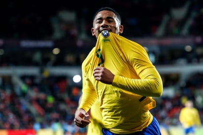 Gabriel Jesús, de Brasil, celebra uno de sus goles, durante un partido internacional ante República Checa, en Praga.