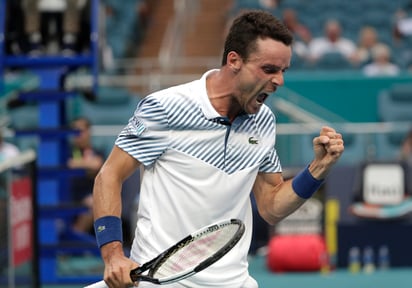 Roberto Bautista Agut remó contracorriente y se impuso 1-6, 7-5, 6-3 a Novak Djokovic.