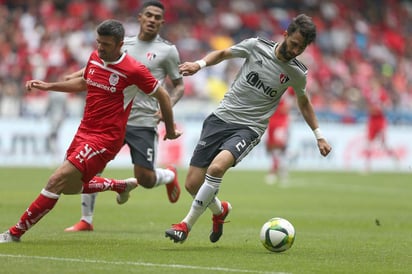 Nicolás Pareja (d), del Atlas, durante un duelo con el cuadro rojinegro ante Toluca.