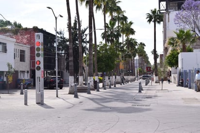 La integrante de la asociación hizo el llamado a la ciudadanía a que cuiden la infraestructura en el Paseo Colón. Se repondrán los bolardos dañados ya que constantemente los destruyen. (MARY VÁZQUEZ)