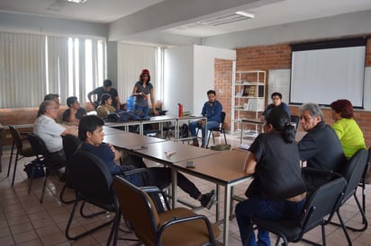 Estudiantes y ciudadanos llevaron a cabo una asamblea y se acordó que organizarán un manifestación colectiva, la próxima semana, contra el incremento al transporte. (MARY VÁZQUEZ)