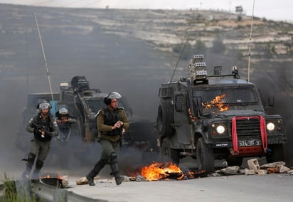 Los ataques aéreos de Israel han provocado que familias deban evacuar su casa, incluyendo a 44 niños. (AP)