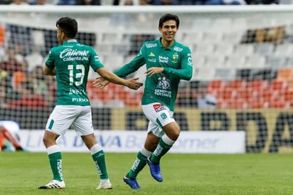 José Juan Macías (d) ha brillado este torneo con los Esmeraldas de León con quienes ha anotado seis goles.