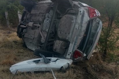 El vehículo circulaba sobre la autopista Durango-Gómez Palacio con destino a la ciudad de Torreón y a la altura del municipio de Peñón Blanco su conductor perdió el control y volcó.