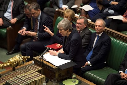 En un acto desesperado por recuperar las riendas del proceso del Brexit, la premier Theresa May dijo estar dispuesta a entregar las llaves del 10 de Downing Street a cambio del apoyo al Acuerdo de Retirada de la Unión Europea (UE). (EFE)