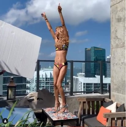 La pareja del cantante Enrique Iglesias aparece bailando en bikini. (INSTAGRAM)
