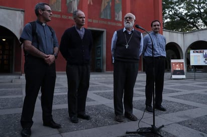 'Estos hechos no debieron ocurrir jamás y queremos que no vuelvan a ocurrir jamás', enfatizo el administrador apostólico de Santiago, Celestino Aós, que hoy se reunió con cuatro sacerdotes que fueron víctimas de abusos sexuales por parte del influyente párroco Fernando Karadima. (EFE)