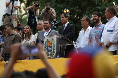 “No existe contralor, no existe una Constituyente, a ese señor (el contralor Elvis Amoroso) lo activaron y sacaron del polvo para meterle miedo a los hoteles que nos alojaron”, denunció Guaidó. (EFE)