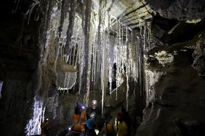 Espeleólogos exploran la cueva de sal Malham en monte Sodoma en el Mar Muerto. (EFE)