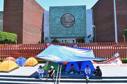 Mantienen maestros de la CNTE su plantón frente a la Cámara de Diputados en protesta por la reforma educativa. (EL UNIVERSAL)