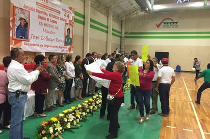 Maestros jubilados se manifestaron en el evento deportivo y cultural organizado por la sección 44. (EL SIGLO DE TORREÓN)