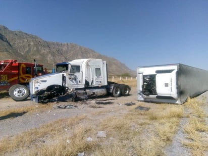 La carretera se mantuvo cerrada a la circulación por espacio de dos horas por el accidente.  (EL SIGLO DE TORREÓN) 
