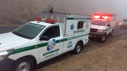 Según los Bomberos Municipales Departamentales, un autobús de pasajeros cayó a un barranco a la altura del kilómetro 154 de la Ruta Interamericana debido a la nula visibilidad provocada por la neblina sobre la carretera. (ESPECIAL)