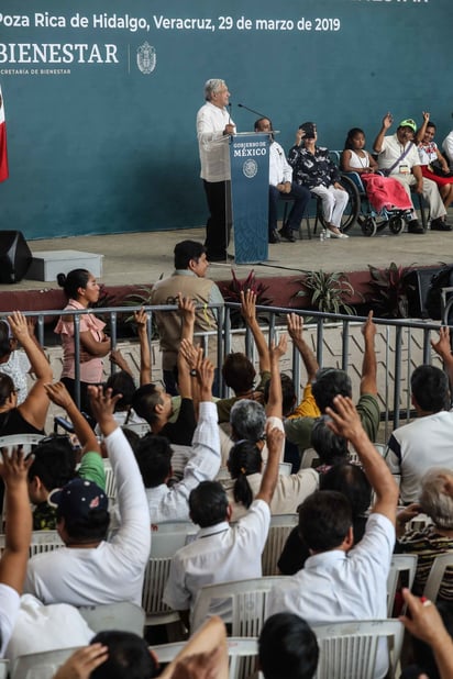 El presidente López Obrador realizó consulta a mano alzada respecto a si debía responder a su homólogo Donald Trump.