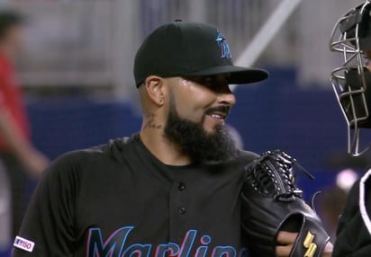 Sergio Romo permitió cuatro carreras limpias y solo pudo sacar un out en la derrota de Marlines 6-1 ante los Rockies.