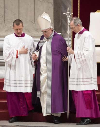 El papa Francisco (C) preside una celebración penitencial en la basílica de San Pedro. Hoy el Vaticano anunció que el papa Francisco endureció las leyes para combatir el abuso a menores y castigar los delitos.