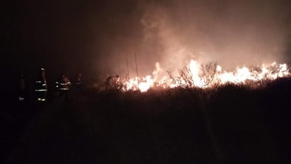 A las 23:00 horas del viernes, la central de Bomberos del municipio recibió el reporte del incendio forestal por lo que de inmediato salieron las unidades para combatir el fuego. (ESPECIAL)