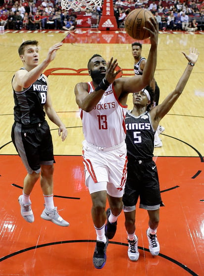 James Harden metió 50 puntos, bajó 11 rebotes y repartió 10 asistencias en la victoria de los Rockets 119-108 sobre los Kings de Sacramento.