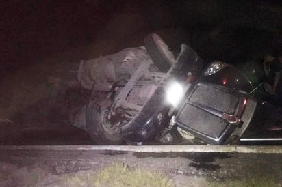 Una parte del tráiler quedó sobre la carpeta asfáltica y otra entre los dos carriles. (EL SIGLO DE TORREÓN) 