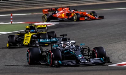 Lewis Hamilton aprovechó una falla en el motor de Charlse Leclerc y se llevó el Gran Premio de Bahréin.