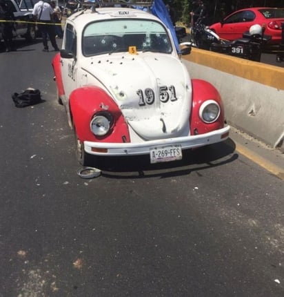 Los tripulantes del taxi abrieron fuego contra los agentes. (TWITTER)