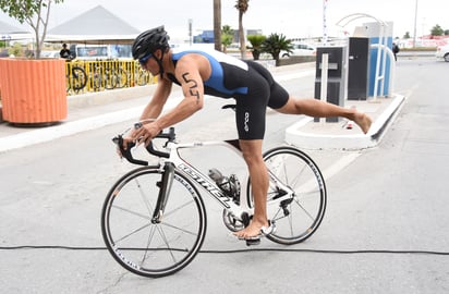 El centro comercial ubicado sobre el Periférico Raúl López Sánchez fue el punto de transición de los competidores en Triatlón.