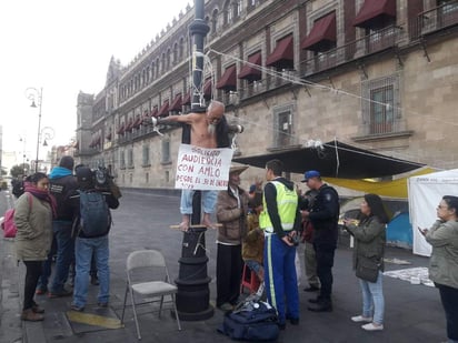 Un hombre se amarró esta mañana a un poste frente a Palacio Nacional para solicitar una audiencia con el presidente de México, Andrés Manuel López Obrador. (TWITTER/@rakmon1) 