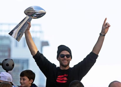 Brady, seis veces campeón del Super Bowl se unió recién a Twitter, donde acumuló rápidamente más de 100,000 seguidores.