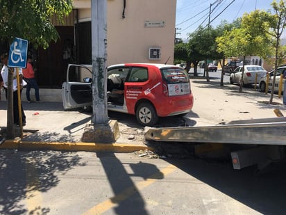 Luego del primer contacto, el vehículo Volkswagen se proyectó hacia la banqueta y terminó chocando contra la fachada de la casa.
