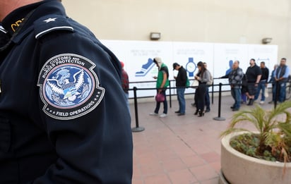 Miles de personas cruzan a pie la frontera desde México hacia Estados Unidos en el Puerto de Entrada de Otay Mesa en San Diego. La economía de la franja fronteriza se vería golpeada por el cierre. (AP)