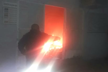 El fuego consumió la bodega donde se almacenaban diversos materiales, reportó Protección Civil.