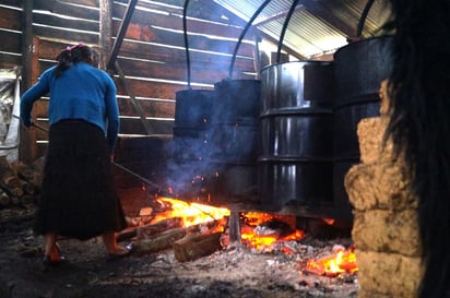 Tradición. Los indígenas tsotsiles mayas conservan usos y costumbres, como su vestimenta de pelaje de ovejas y algodón. (CORTESÍA)