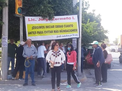 Los vecinos dijeron que de no tener respuesta por parte del municipio estarán realizando más acciones de protesta. (EL SIGLO DE TORREÓN)

