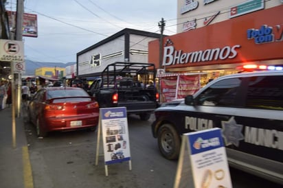 La Dirección de Seguridad Pública de Monclova, Fuerza Coahuila y la Policía Investigadora llegaron al cruce de las calles De la Fuente e Hidalgo, lugar del reporte. Guardaron hermetismo sobre el tema, pero confirmaron que se trató de un reporte de hombres armados. (ESPECIAL)