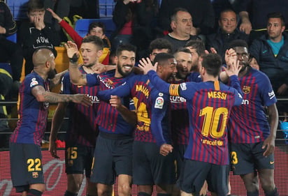 El delantero del Barcelona Luis Suárez festeja con sus compañeros tras anotar el gol que decretó el empate 4-4, de visita al Villarreal por la Liga de España.