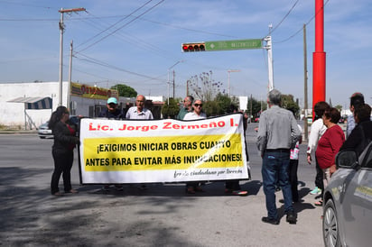 Los vecinos se colocaron en los semáforos con una lona. (MARY VÁZQUEZ)