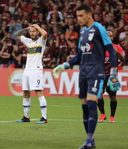 Darío Benedetto, de Boca Juniors de Argentina, se lleva las manos a la cabeza, durante el encuentro de ayer de la Copa Libertadores ante el Atlético Parananese, en Curitiba, Brasil.