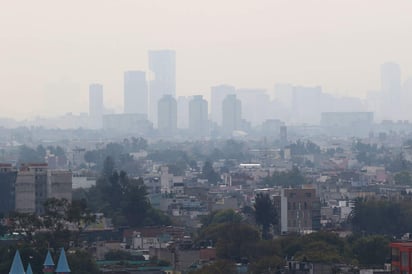 Los investigadores concluyeron que la polución reduce la esperanza de vida 'casi tanto como el consumo de tabaco'. (ARCHIVO)