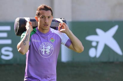 El timonel “bético” contará con el mexicano quien ha sido pieza fundamental para el Real Betis. (Especial)