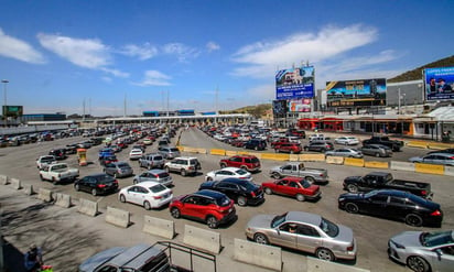 Citó que, de acuerdo a algunas fuentes, las pérdidas económicas estimadas ante un eventual cierre de la frontera, alcanzarían los tres mil millones de dólares diarios, mientras para la ciudad de Laredo, ascenderían a 400 mil dólares por día. (ARCHIVO)