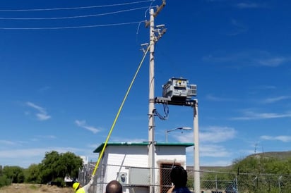 El personal de la CFE cortó el suministro de energía, pero el Sapal tuvo que colgarse debido a la presión de la ciudadanía. (EL SIGLO DE TORREÓN)