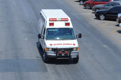 De acuerdo a los primeros reportes, el taxista comenzó a sentirse mal y perdió el control del volante, por que paramédicos lo trasladaron a un hospital para su atención médica. (ARCHIVO)