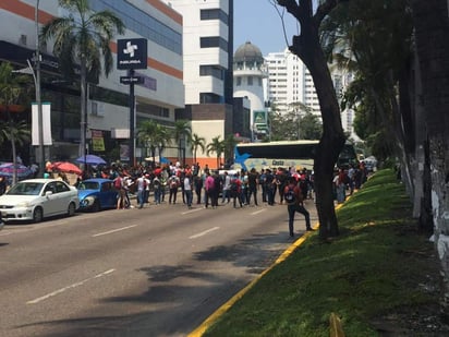 La movilización ocasionó caos vehicular y molestia entre los automovilistas, al bloquear los dos sentidos de la Costera, una de las principales avenidas del puerto. (ESPECIAL)